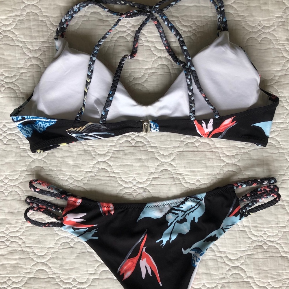 Bikini - Picture 2 of 2